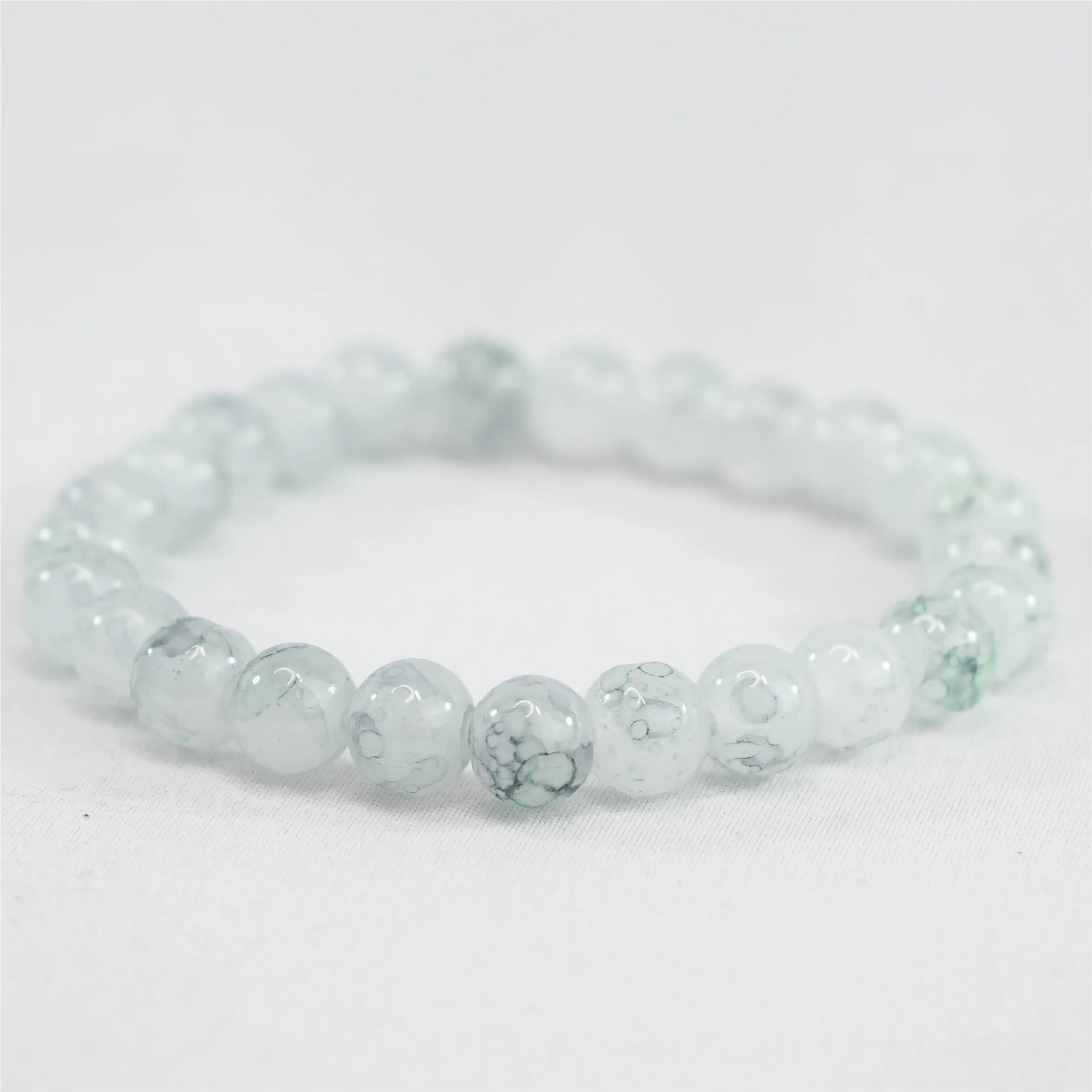 Green-Red Beaded Stretchy Bracelet: Elegant and Versatile
