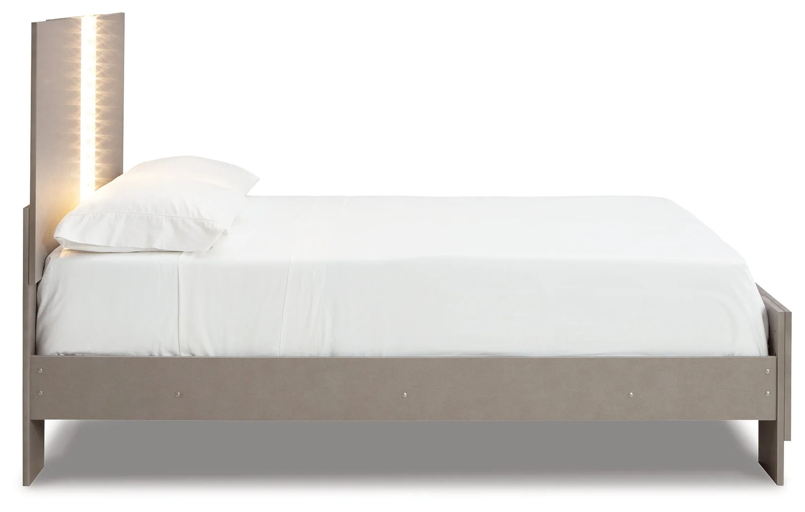 Surancha Queen Panel Bed with Mirrored Dresser and Chest in Gray